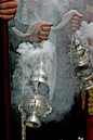 【Thurible】是一种可以通过链子提起的小香炉，里边放置着香粉供仪式时燃烧，广泛的用于罗马天主教、东正教、信义宗等宗教，在各种艺术作品中也很常见。一般将拿着它的人称为thurifer。Thurible也可以挂在空中或者放置在地上用来焚香(censing)。在很多圣窗玻璃上，都能看到拿着小香炉的Censing Angel。 ​​​​