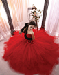 红色+抹胸+褶皱束腰+层叠羽毛裙摆~~~好美！