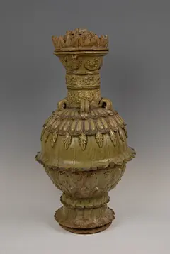  #博物知旅## 中国传统的莲花内涵与佛教圣花的含义相融合。在南北朝这样一个动乱的时代，人们对于莲花的传统审美意识加上佛教对于莲花的特殊内涵，莲瓣纹纹饰盛行就成为一种必然。虽然纹样外形与之前无多大差别，但是从内在上看已经包含了佛教的一些象征意义。李纪贤认为“莲花作为佛教艺术的圣物之所以受到佛教信徒的崇拜，除了花色、香味之外，大概还有取其地下茎一藕之出淤泥而不染的洁净含义”。信佛民众的增多，佛教寺庙和石窟的大量修建，佛教艺术影响深入到社会的各个领域。莲花和忍冬纹饰也大量的出现在陶瓷装饰上。随着考古的不断发现