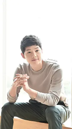 新鲜出炉 #宋仲基# #太阳的后裔# 今日香港活动图速成的手机壁纸【尺寸1080*1920】迷妹们可以拿去舔屏了kkk【勿去logo二改转载请注明来源】PS:明天就是周三了@宋仲基贴吧官博