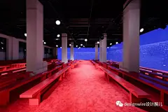 2019 Dior, Gucci, Hermès等18大最新秀场设计，未来已来！_ Prada : 秀场位于巴黎一个芭蕾舞厅，这里的故事与Mugler品牌一般，经历过辉煌至颓废的时光，从上世纪的银行到时尚屋再到如今的芭蕾舞厅，广阔空间的空间焦点是4500只LED灯的巨型穹顶，星光闪耀，简约现代的设计…