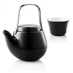 獨享茶壺(黑色)EvaSolo第一款瓷器茶壺一登場!果然，大師不出手一出手就在全球家居市場中，激起一股爭相購買的風潮。 繼熱賣的Tea Shirt泡茶壺推出後，大家引頸期盼Tools Design會不會另外設計出新的茶具作品來。終於在2010年下旬在不負眾望的期盼下，推出了新一款的茶壺作品「獨享茶壺」。 這款茶壺充滿Tools Design實用、方便、簡單與外型討喜的設計理念，採用瓷土的材質，創造出圓潤、潔白的手感，並將杯子設計成可倒蓋收納在壺身上，雙層隔熱的杯身設計，讓裝了熱飲也不會燙手；加上特殊的橡膠