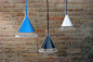 这是一款名为“Beira”的外形简单的吊灯，吊灯的外层灯罩采用玻璃材料制成，透明玻璃的下有分别有三种颜色的内罩，蓝色，银色和黑色，看起来简约又漂亮。