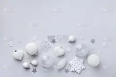 美丽的白色圣诞装饰在柔和的背景。圣诞或新年假日作文俯视图。平的。