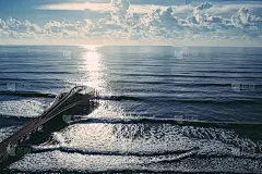 俯视着巨大的海浪