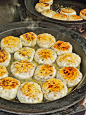 街头小吃煎包子煎饼早餐