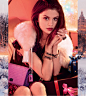 2017年10月18日，纽约——COACH发布全新假日系列广告形象大片，在夜晚派对狂欢的氛围中，由品牌全球形象代言人Selena Gomez完美演绎。该组大片以纽约这座繁华城市作为背景，Selena Gomez坐在充满复古氛围的豪华车内被COACH礼盒所环绕。