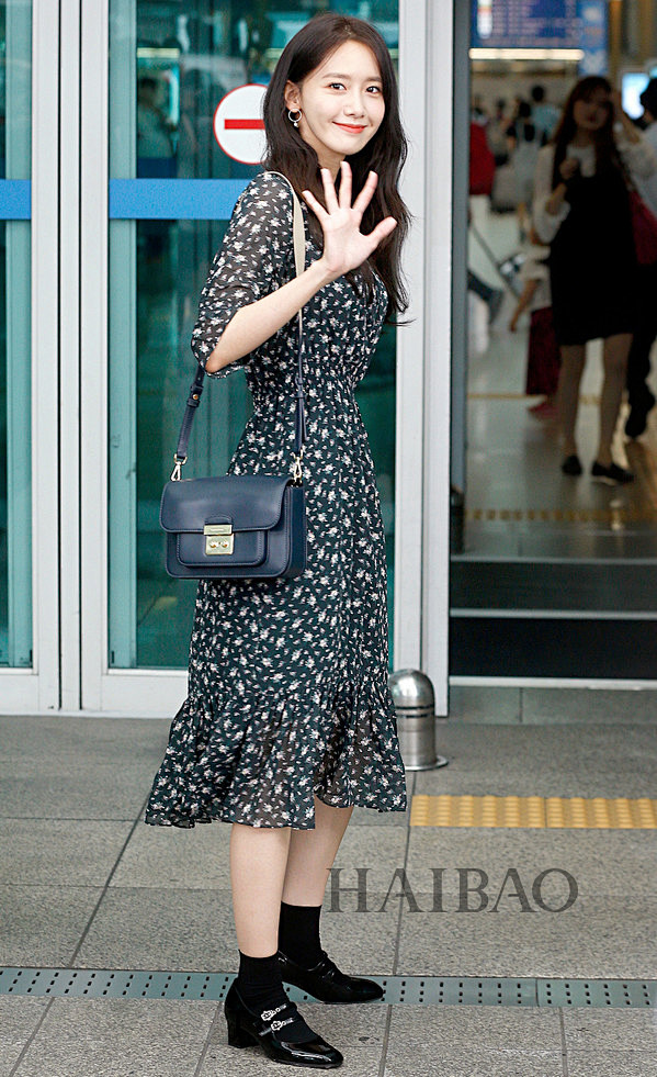 少女时代组合成员林允儿2017年7月22日韩国仁川机场街拍身着hconnect