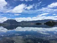 蓝天白云映在湖面上