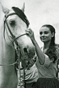 少女时代的奥黛丽赫本，我愿化身为马，只为你的一触。