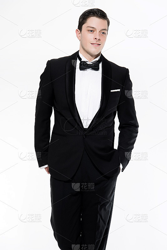 32、跨年夜时尚男士穿黑色晚礼服。