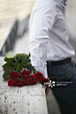 Man Waiting with Bouquet of Red Roses_创意图片