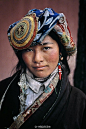 藏族男女肖像，拍摄得非常有张力。