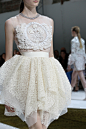 意大利Giambattista Valli  2016 秋季高定秀，点缀服装的珠宝，又见18世纪欧洲的宫廷风格。