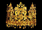 阿富汗价值连城的金冠
　　一顶据称是“世界上最美丽、最贵重的文物”的金冠于12月7日首次与英国观众见面。正在伦敦大英博物馆举行的阿富汗古文物展的展品是从阿富汗国家博物馆租借来的，共有两百多件珍藏25年的文物。
其中一件“可拆卸”的价值连城的金冠由苏联考古学家在1978年发现于阿富汗一个游牧民族显贵的坟墓。其他文物还包括古典雕塑、黄金装饰品、首饰、安装在进口至阿富汗的印度家具上的雕刻象牙以及古罗马釉瓷玻璃