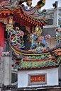台南善化庆安宫（一） 山门与剪粘
庆安宫建于清嘉庆十五年 1810年，为台南市市定古迹。原庙为文昌祠，但在1862年嘉南大地震毁坏後重新扩大规模改建为妈祖庙，成为台南三大妈祖庙之一。
和台湾大多数古迹宫庙一样，它分为前面的古迹部分和后面的新庙部分。古迹部分真的很耐看了，光是细看剪粘就要花很久 ​​​​...展开全文c