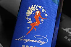 Longemater : Longematey是一个蓝莓酒品牌，pesign为其设计了视觉形象及产品包装。