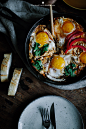 Eggs fried with tomatoes and goat cheese / Marta Greber