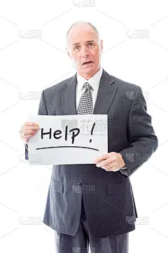 商人拿着写有“救命”字样的留言板