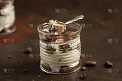 传统的意大利甜点提拉米苏在玻璃杯里。海报复制空间概念。