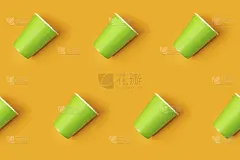 绿色纸杯在黄色背景上对角线排列的图案。生日派对庆祝抽象时尚宝宝送礼概念。极简风格