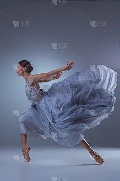 美丽的芭蕾舞女演员穿着蓝色长裙跳舞