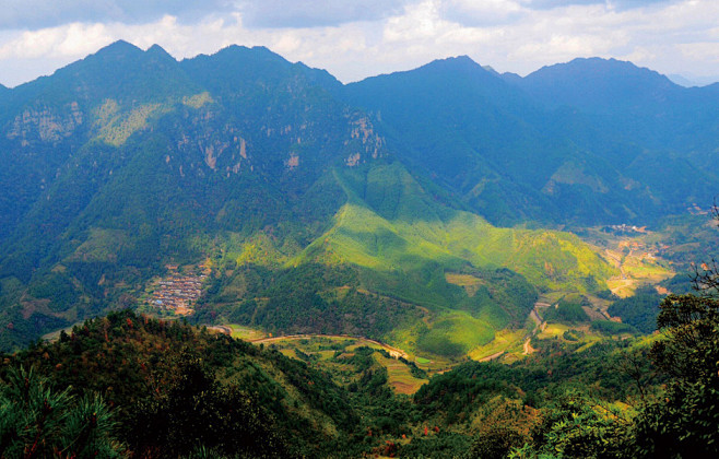 广西金秀瑶族自治县：位于桂中偏东的大瑶山区，因为广西大瑶山的主体山脉在金秀瑶族自治县境内，因此，又叫金秀大瑶山。全县总面积2500多平方公里 ...