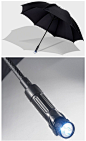 [【创意生活】带手电筒的雨伞。] 害怕一个人撑伞雨夜行走吗？一不留神就会踩进水坑。这把伞的手柄部分，有一个可以调节角度的手电筒，需要3节AAA电池供电，可以在下雨天的黑夜里照明脚下的路。