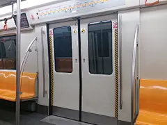 空旷无人的地铁轿厢