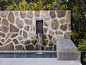 自然石材的橡树庭院 Wing-Fish Residence by ROCHE + ROCHE