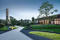 后院

云山叠翠



本案绕过前院来到后院，后院为倚槭卷舒、入梦归家之园。后院是“会呼吸的绿地”，草坪与苍翠树木的结合，目之所及，皆是自然美景。待一杯茶盏，看云卷云舒；苍翠夹道、绵延绿植、薄雾氤氲，如同置身于云山叠翠之中。周边大夫山森林公园延续绿脉，峰恋起伏、湖光倒影，漫山遍野树木葱茏，所到之处，映入眼中的是无所不在的“翠”和“绿”。处处古树参天，泉水汩汩，绿水青山，鸟语花香，空气清新，此乃琼霄玄境。