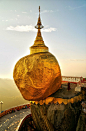 【緬甸】 人們說：這塊金色的磐石，在齋托山的頂部懸崖邊緣上能保持平衡，是因為它一個單發佛的化身，是緬甸所有佛教徒朝聖的地方。