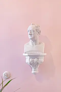 满足新老在柏林。当托马斯·车偶然发现了一个最初的1901年柏林公寓公寓,聽所有原来的细节和功能完整,他知道他是注定要让它自己。德国设计师一直受文化历史,这解释了他的本事聽修复和旧世界的对象和家具。但是,也没有太宝贵了,他使用明亮的聽颜色,大胆的壁纸和古怪的装饰使其感到现代和放松。一个完美的平衡。