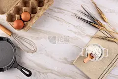 烘焙背景:含有烘焙原料，如鸡蛋，芝麻，面粉，油和烘焙器具。适合背景或壁纸