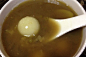 绿豆沙汤圆
《南方人冬至必吃汤圆的真正原因竟然是……》
666养生网 http://www.666ys.cn/article/83709.html
绿豆沙汤圆的功效

　　1．增强食饮：绿豆味甘，性凉，无毒。所含蛋白质、磷脂均有兴奋神经、增进食欲的功能，为机体许多重要脏器营养所必需。

　　2．降血脂：绿豆中的多糖成分能增强血清脂蛋白酶的活性，使脂蛋白中甘油三酯水解，达到降血脂疗效，从而可以防治冠心病、心绞痛。

　　3．降胆固醇：绿豆中含有一种球蛋白和多糖，能促进动物体内胆固醇在肝脏分解成胆酸，加速胆汁