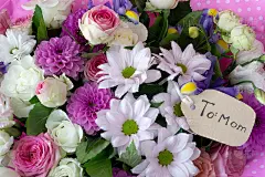 在一张小卡片上刻着“献给妈妈”的字样:春天美丽的花束。祝贺妈妈生日或生日