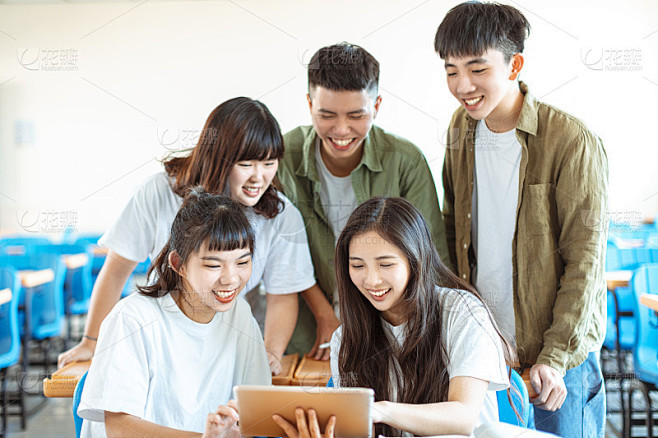 大学生在课堂上与同学讨论