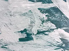 抽象画底色海军蓝和白色。在画布上用翠绿色渐变的水彩画。