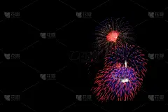 放焰火,背景,留白,水平画幅,美国国庆日,夜晚,前景聚焦,拍摄场景,色彩鲜艳,蓝色