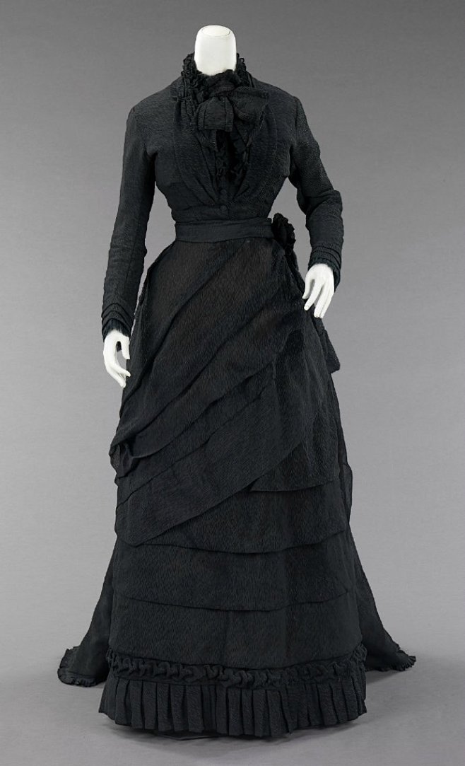 维多利亚时期的英国对服丧有复杂的规定:持.