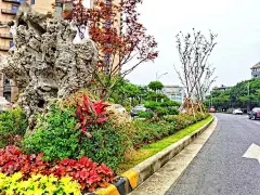 →→→“推窗”赏景，市区这几条路靓了！_改造 : 经过改造提升后的中分带 青石西路中分带改造目标为“三季有花 四季有景”。 在通扬路和太湖大道的十字路口， 原先的绿地已提升为一处江南小景 。本次改造范围为 中央车站处惠勤路锡沪路至庆丰路…