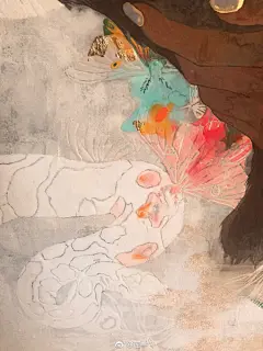 多摩美术大学修士山本瞳岩彩作品，孩子的周围盘绕着孔雀、蛇、老鼠…动物们的眼睛用金箔点缀，远看整个灰暗的画面时，他们的眼睛闪闪发光。利用技法：沥粉、贴箔、平涂、叠色等。