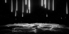 Sayion II : 白鷺鷥基金會2015年與誠品表演廳共同創作的即時互動多媒體劇《路》，獲得各方好評，耗時三年終於在2018再次推出全新跨界作品《追》，此次除了技術升級，劇情上也有別於《路》說台灣的故事，《追》更具世界性，由「尋」、「迷」、「殉」三段故事建構，看似各自獨立，實則串起當代社會大哉問，探討該往何處去、該如何自處，才能真正地在生命中刻畫痕跡。舞者高空懸吊的舞姿，背景投以絢爛奪目的色彩，展現永遠無法追上自我的迷失，唯有持續往內心深探，才能迎接真正的自由。這次很榮幸能受威尼斯影展VR最佳體驗金獅