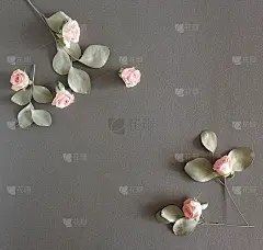 花组成的背景。美丽的粉红色玫瑰和桉树叶子在灰色的背景。前视图。副本的空间。花卡。假期花的概念。