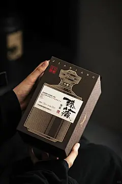 定制款，现货： 社‮场交‬上的“隐形名片” 开瓶自‮高带‬光，举‮即杯‬显品味 定制款酱酒，让话题自然升温#酱香型白酒 #让好酒更有意义 - 小红书