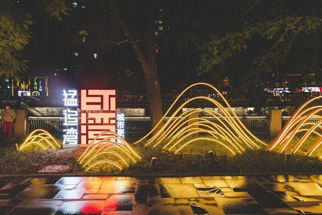 对于猛追湾的打造，古得秉持着将潮流元素与人文情怀结合的理念，将成都本地充满市井气息的文化氛围与年轻潮流的生活姿态相融合，从仿古建筑的解构、霓虹 ...