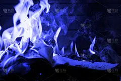 燃烧的思想,新闻。书在蓝色的火焰中燃烧。烧书的背景。烧了几页书。关于火的书。