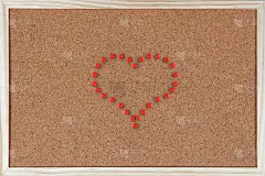 软木板上的图钉做成的心