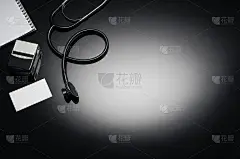 听诊器孤立在黑色背景上。顶视图的照片