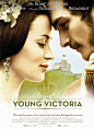 ······ 
电影名称：年轻的维多利亚 The Young Victoria
图片类型：正式海报 英国 
原图尺寸：2925x4000
文件大小：4290.6KB
